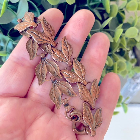 Vintage Estate Solid copper leaf bracelet. Measures 7” in length and 1/2” wide - Picture 5 of 5